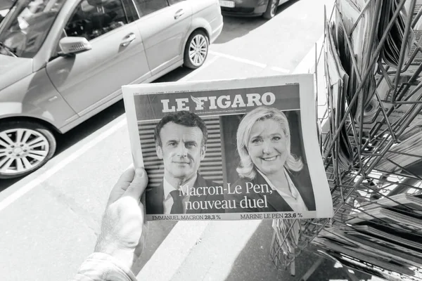 Surat kabar Emmanuel Macron, Marine Le Pen sehari setelah putaran pertama pemilihan presiden Perancis pada 10 April 2022 — Stok Foto