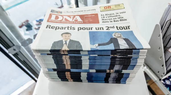 Перерва газети Emmanuel Macron, Marine Le Pen через день після першого туру президентських виборів 10 квітня 2022 року — стокове фото