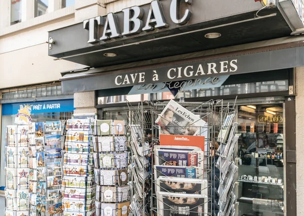 Tabaco francés con stands con múltiples periódicos internacionales con Emmanuel Macron, Marine Le Pen un día después de la primera vuelta de las elecciones presidenciales francesas del 10 de abril de 2022 —  Fotos de Stock