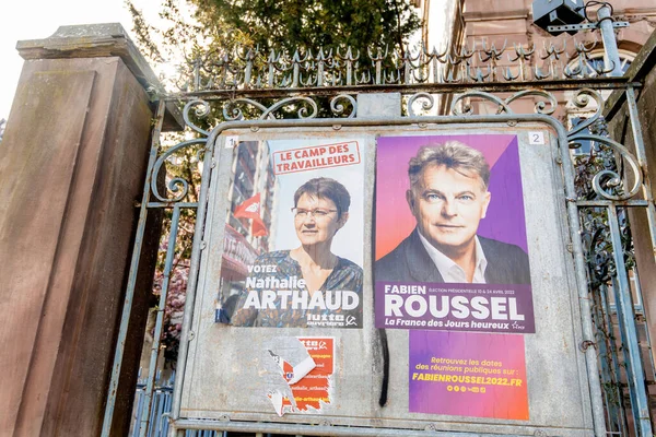 Elezioni presidenziali in Francia, di fronte all'edificio del municipio di Strasburgo con Nathalie Arthaud e Fabien Roussel — Foto Stock