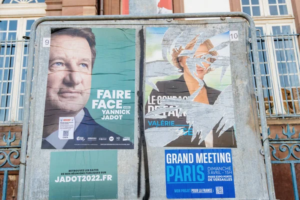 Президентские плакаты Франции для предстоящих президентских выборов во Франции — стоковое фото