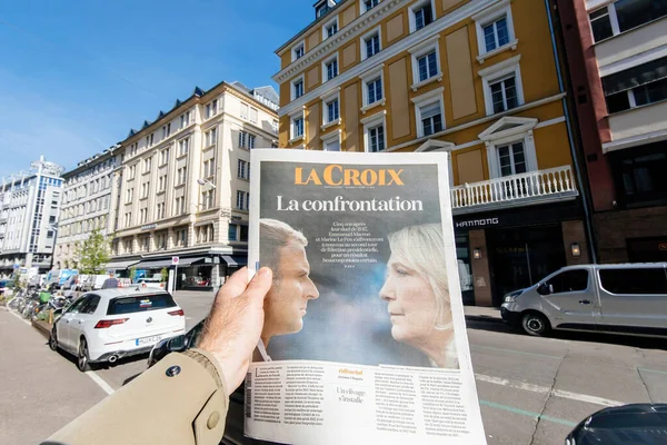 在2022年4月10日的第一轮法国总统选举后的一天， 《海洋》报爆裂报《 Emmanuel Macron 》 — 图库照片