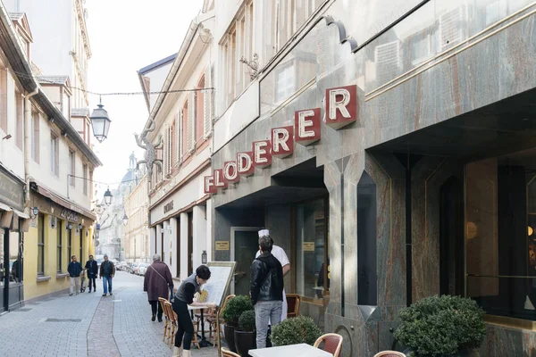 Floderer signage above the iconic French restaurant with chief talking with supplier outdoor while worker cleans the menu signage — Stock Photo, Image
