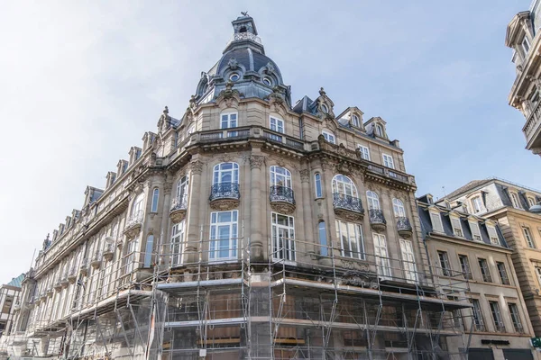 Hohe Gerüstkonstruktion an der historischen Fassade eines alten französischen Wohnhauses — Stockfoto