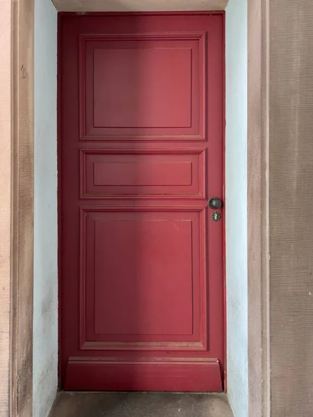 Majestatyczne, czysto pomalowane czerwone drzwi — Zdjęcie stockowe