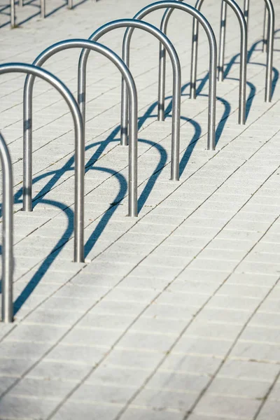 Supporto per bici vuoto assicurato in acciaio inossidabile multiplo rack vuoti progettati per parcheggiare le biciclette — Foto Stock