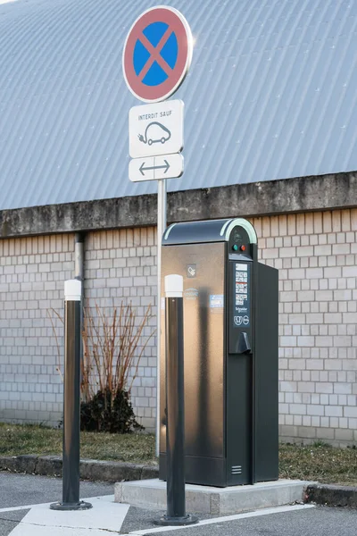 Schneider Electric tarafından üretilen yeni elektrikli araç EV şarj istasyonunun yakın çekim makro çekimi