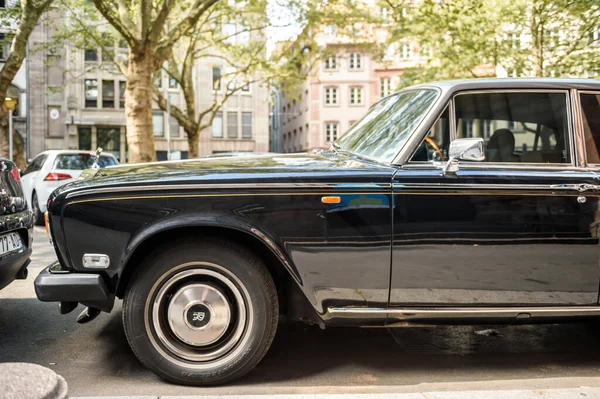 Vista lateral de aparcado en la ciudad francesa de lujo Rolls-Royce Silver Wraith II negro cromado elegancia atemporal — Foto de Stock