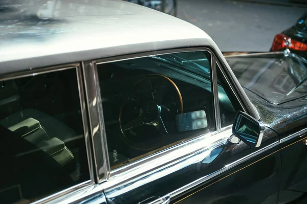 Vista lateral de luxo Rolls-Royce Silver Wraith II com fundo da cidade desfocado — Fotografia de Stock