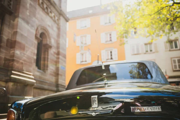 Rear view of luxury Rolls-Royce Silver Wraith II with defocused city background — ストック写真