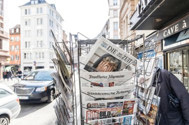 Emmanuel Macron gazetesi, 10 Nisan 2022 'deki Fransa başkanlık seçimlerinin birinci turundan bir gün sonra Le Pen Denizcisi