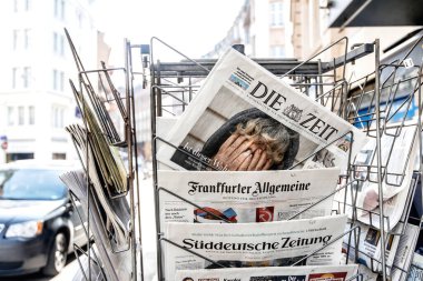 Ukraynalı kadının Ukrayna 'daki savaş sırasında ağladığı bir manşet haberi ile Zeit Alman gazetesine ölüm.