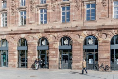 Cam vitrin pencerelerini temizleyen ekiple birlikte büyük Apple Mağazası cephesinin ön görüntüsü