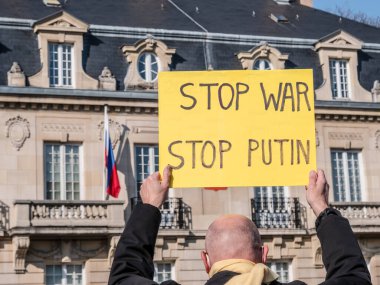 Rus Konsolosluğu 'nun Ukraynalılarla dayanışma içinde olmasını protesto etmek ve savaşa karşı çıkmak