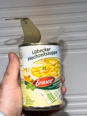 POV erkek elinde metal bir kutu Erasco Lubecker Hochzeitssuppe - geleneksel düğün çorbası