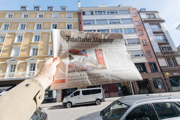 Перерыв газеты Эммануэль Макрон, Марин Ле Пен на следующий день после первого тура президентских выборов во Франции 10 апреля 2022 года