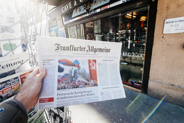 Frankfurter Allgemeine newspaper with headline breaking news feature with Ukraine war - protest of pro-russian forces in Germany - man shopping for latest press — ストック写真