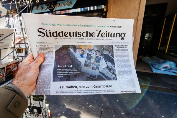 Emmanuel Macron gazetesi, 10 Nisan 2022 'deki Fransa başkanlık seçimlerinin birinci turundan bir gün sonra Le Pen Denizcisi