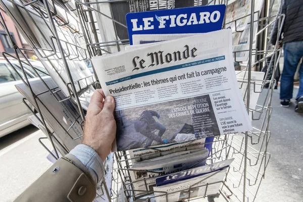 Breaking Zeitung Emmanuel Macron, Marine Le Pen einen Tag nach der ersten Runde der französischen Präsidentschaftswahlen am 10. April 2022 — Stockfoto