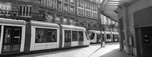 Wczesnym rankiem z dwóch tramwajów samochodów elektrycznych jazdy na ulicy miasta w pobliżu galerii Lafayette kultowego budynku domu towarowego — Zdjęcie stockowe