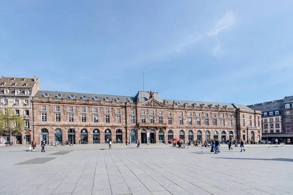 Aubette building in central Strasbourg with museum, Apple Store, bookstore, Starbucks and pedestrians walking on warm spring day — Stock Photo, Image