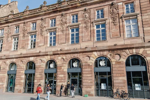 Cam vitrin camlarını temizleyen ekiple Apple Store ön cephesi