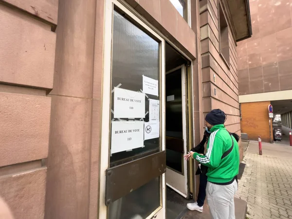Vue latérale d'un jeune homme en attente au bureau de vote Bureau de vote. Les électeurs sont appelés aux urnes pour le premier tour de l'élection présidentielle française de 2022 — Photo