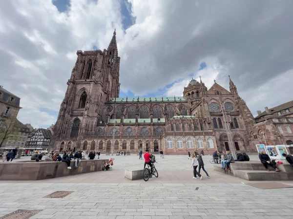 Nyugodt délután Place du Chateau a Place de la Cathedrale kevés emberrel egy meleg tavaszi napon — Stock Fotó