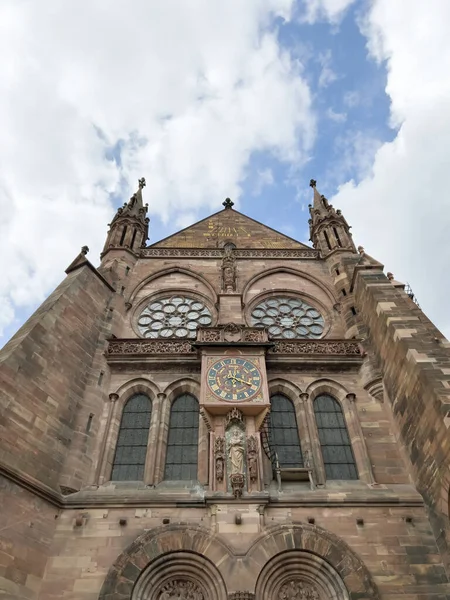 Vidsträckt låg vinkel syn på sloar clok kalender på Strasbourg Cathedral eller katedralen i Our Lady of Strasbourg — Stockfoto