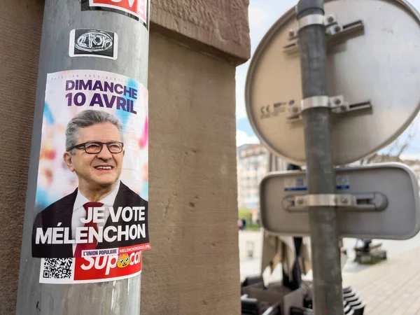 Domingo, 10 Abril, Voto Melenchon pegatina en el edificio de la ciudad en el día de la primera vuelta de Francia 2022 elección presidencial — Foto de Stock