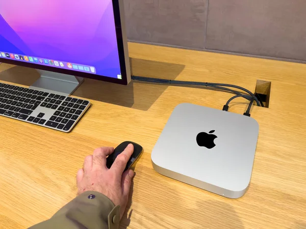 Mano masculina trabajando en la computadora nueva computadora Mac Mini con nueva CPU cuando Apple comenzó la transición de procesadores Intel a silicio Apple en computadoras Mac — Foto de Stock