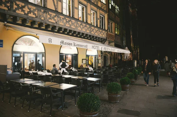 Personnes touristes marchant près de la terrasse ouverte de la maison Kammerzell Hotel and Restaurant dans le centre de Strasbourg avec Notre-Dame en arrière-plan — Photo