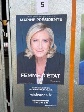 2022 Fransa başkanlık seçimi Ulusal Ralli Partisi posterinde Marine Le Pen yer alıyor