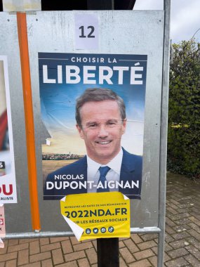 Debout la France 'ın Nicolas Dupont-Aignan posteriyle 2022 Fransa başkanlık seçimi