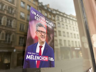 Mağaza vitrininde 2022 Fransa başkanlık seçimi ve lUnion Populaire posterinde Jean-Luc Melenchon