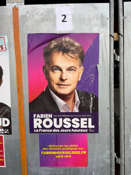 2022 Elecciones presidenciales francesas con el cartel del Parti communiste francais con Fabien Roussel — Foto de Stock
