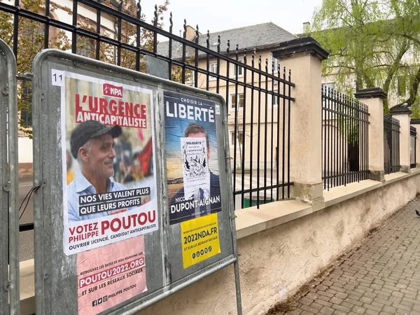 2022 Eleição presidencial francesa com cartaz do NPA com Philippe Poutou — Fotografia de Stock