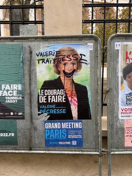 2022 Elecciones presidenciales francesas con Les Republicains dañado cartel con Valerie Pecresse — Foto de Stock