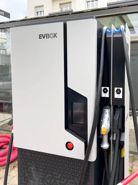 AI 소프트웨어가 포함된 새로운 EVBox Smart EV 충전 스테이션의 버스 정류장 근처 건설 현장 — 스톡 사진