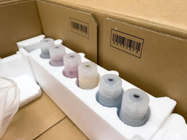 Cardboard box of a new Canon PIXMA G550 single function printer with six refillable dye-based ink tanks, for high quality photo printing — Stock Photo, Image