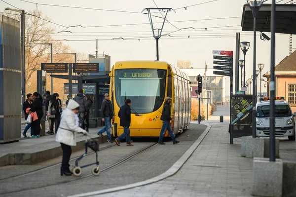 Gruppo di persone uscite numero 3 tram Lutterbach colore giallo nel centro di Mulhouse — Foto Stock