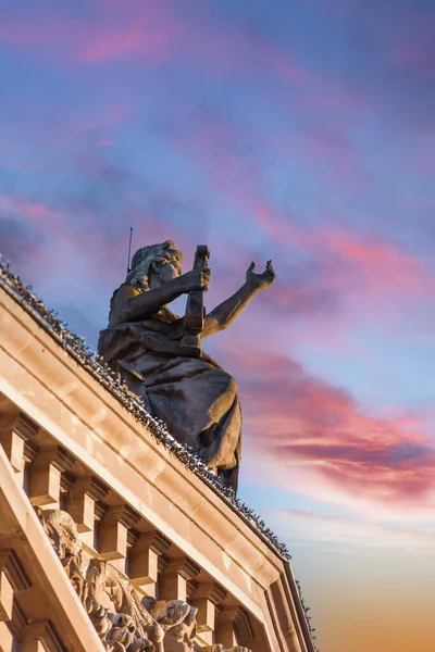 Beautiful statue with rised hand on the Aubette building in central Strasbourg Place Kleber — Stockfoto