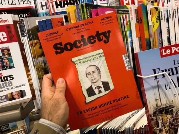 Adam, genç Vladimir Putin Rus başkanı ve unvanı Putin olan basın büfesi dergisi basınından Putin adında bir casus satın aldı.
