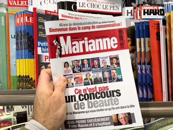 Stand with Marianne newspaper magazine covering the French presidential election of 2022, Macron, Melenchon, Le pen, Zemmour, Hidalgo, Pecresse, Jadot, Putou, Roussel — стоковое фото
