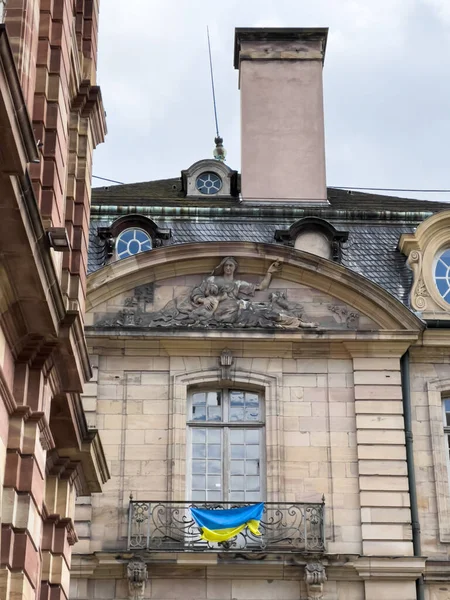 Телефото Флага Украины на главном здании Дворца Рохан в центре Страсбурга — стоковое фото