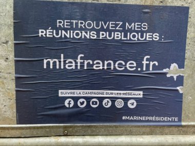 Fransa 'da seçim günü, sosyal medya afişleri insanlar Emmanuel Macron ve Marine Le Pen arasında hükümet başkanını seçmek için çağrıldı.