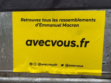 Fransa 'da seçim günü, sosyal medya afişleri insanlar Emmanuel Macron ve Marine Le Pen arasında hükümet başkanını seçmek için çağrıldı.