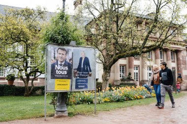 Fransa 'da seçim günü, insanların başkanı seçmeleri için çağrılan posterler.