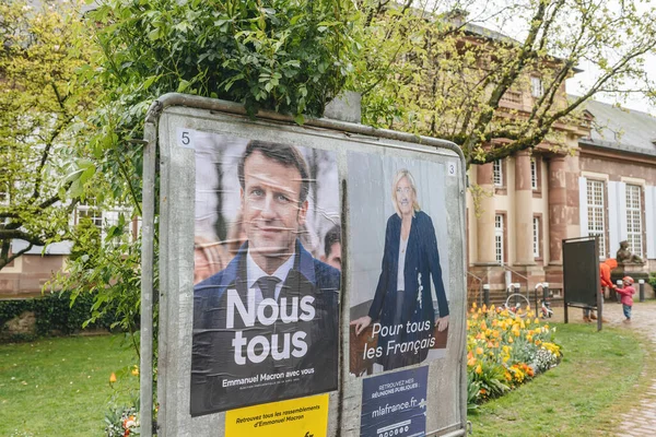 Dia das eleições na França cartazes as pessoas são chamadas a escolher o presidente — Fotografia de Stock