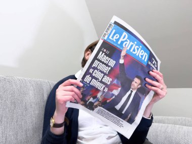 LE Parisien gazetesi, Frances 'in görevdeki başkanı Emmanuel Macron' la birlikte Marine Le Pen 'i beş yıllık ikinci dönem boyunca yendikten sonra kapak oldu.